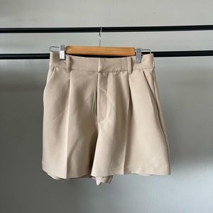 Pleated A&F shorts
